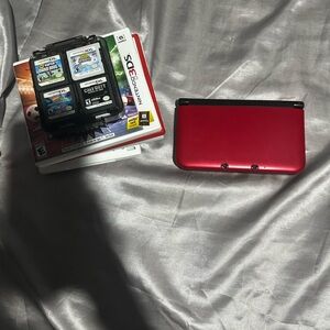 Nintendo 3Ds comes with charger and many games